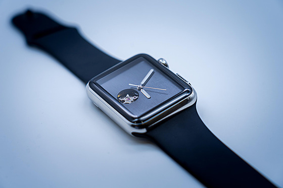 Apple Watch Series 1, které Jack Spiggle pestavl na mechanické hodinky