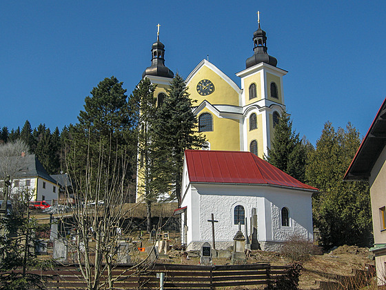 V malé vesnici Neratov v Orlických horách je h�bitovní kaple s dlouhou...