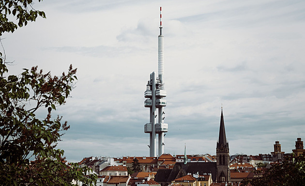 Poplach v Žižkovské věži. Kvůli požáru ve výtahu se evakuovalo sto lidí