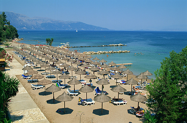 V Řecku zadrželi kvůli lehátkům a slunečníkům na plážích šestnáct lidí