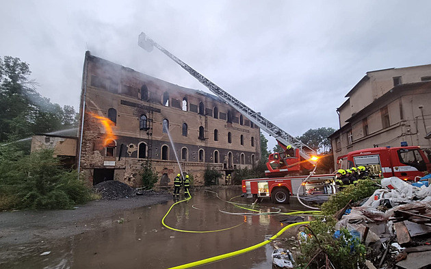 V Tuchoměřicích hořel bývalý mlýn. Zasahovalo dvacet jednotek hasičů