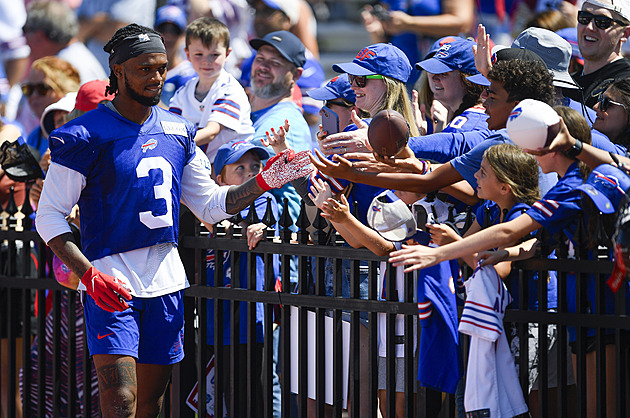 Čtvrt hodiny mu nebilo srdce, nyní se urputný bojovník z NFL vrací k tréninku