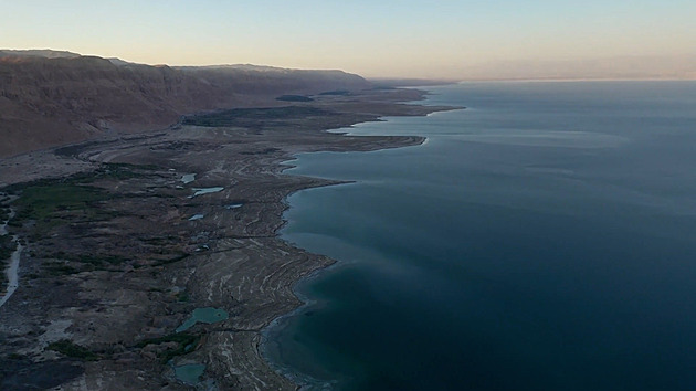 VIDEO: Mrtvé moře vysychá rekordním tempem, jeho okolí se propadá