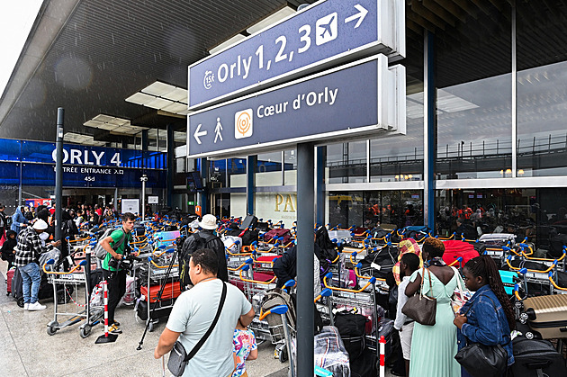 Kolaps letiště u Paříže, tisíce zavazadel zaplnily terminál. Znervózněl i ministr