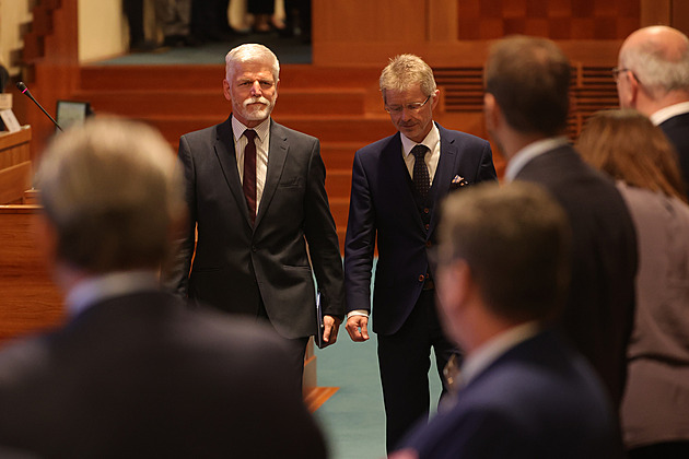 Ústavní patálie. Šlendrián Senátu s Fremrem má zachraňovat prezident s komunistickou minulostí