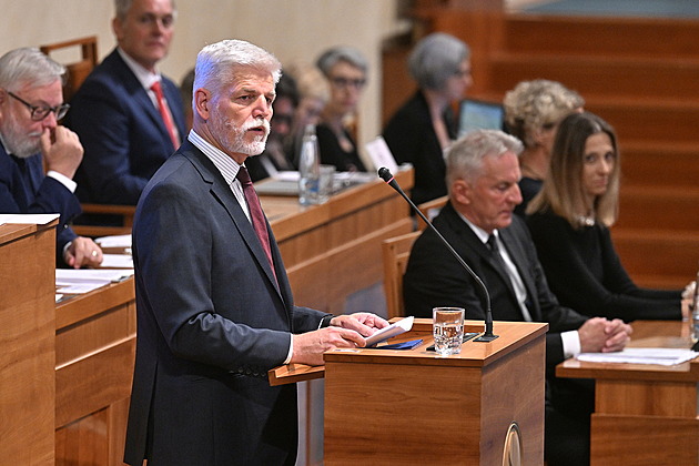Senát rozhodne o kandidatuře Simona na ústavního soudce. Biden přiletí do Izraele