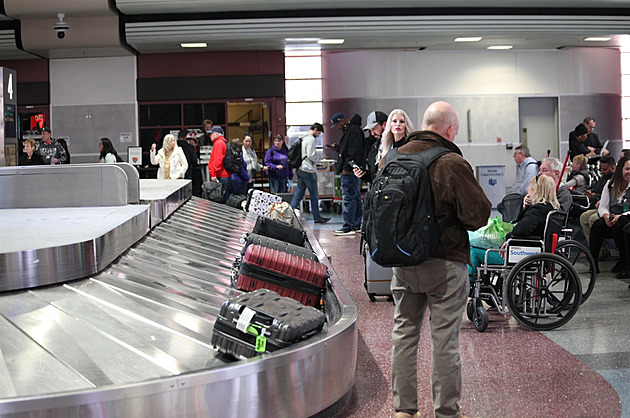 Situace s kufry je lepší, ale zpoždění letů trvá, hlásí pražské letiště