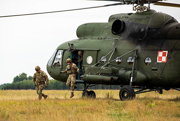 Polsko přemístilo k Bělorusku vrtulníky, pilotovat je budou ostřílení letci