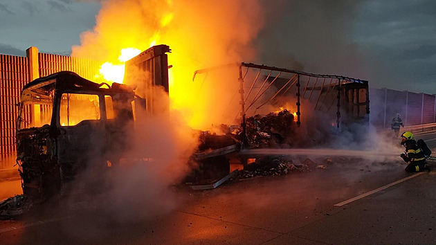 Hořící kamion blokoval D1 u Benešova, řidiči se v koloně zdrželi i několik hodin