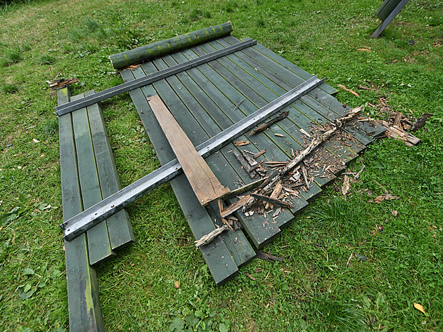 Dřevěná rozhledna může vypadat v pořádku, i když uvnitř hnije, varuje technik