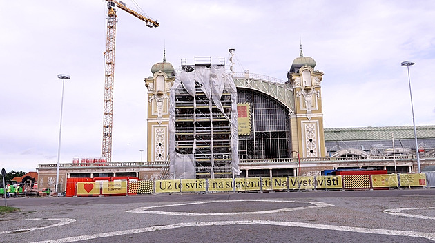 Křídlo Průmyslového paláce získává první obrysy, konstrukce pomalu roste