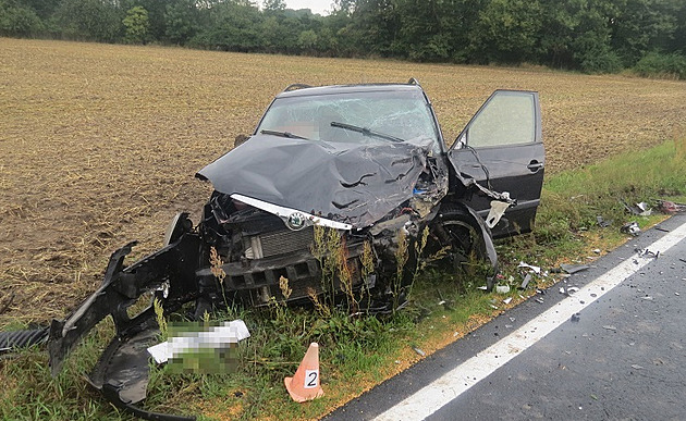 V zatáčce dostala smyk a nabourala vůz v protisměru, čtyři lidi odvezla záchranka