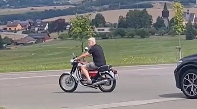 Prezident Pavel jel na motorce bez přilby. Byla to hloupost, omlouvá se