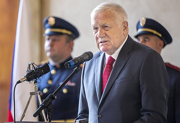 Klaus za projev bez roušky pokutu platit nemusí. Vyhrál rozum, řekl exprezident