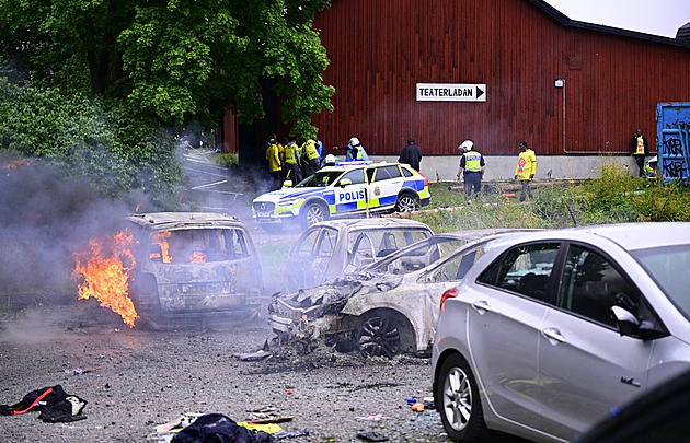 Hořela auta, nejméně 50 zraněných. Ve Stockholmu se střetly eritrejské skupiny