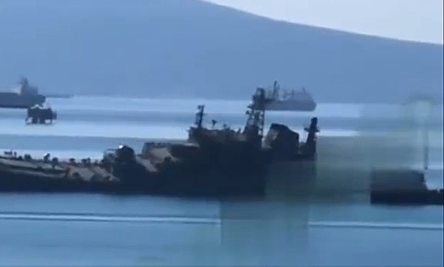 Ukrajinci u Novorossijsku zasáhli ruskou výsadkovou loď, je zčásti potopená