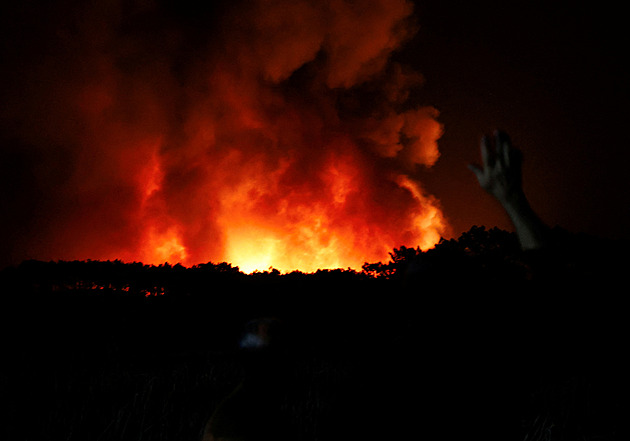 Jih Portugalska v plamenech. Evakuovalo se 1400 lidí, hašení komplikuje vítr