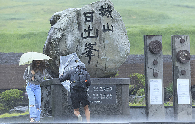 Evakuaci českých skautů provázel chaos, tajfun Khanun už dorazil ke Koreji