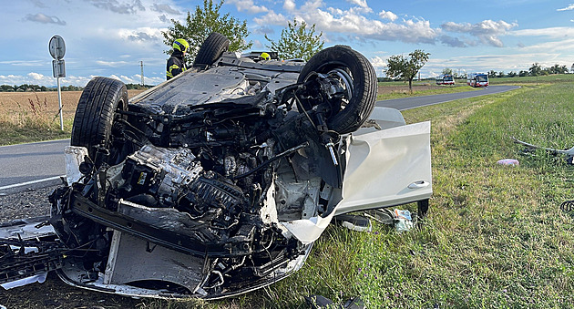 Pražští hasiči vyprošťovali řidiče z převráceného auta. Na místo letěl vrtulník