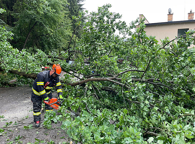 Hasiči vyjížděli kvůli trvajícím dešťům. Na Nymbursku se vyskytlo tornádo