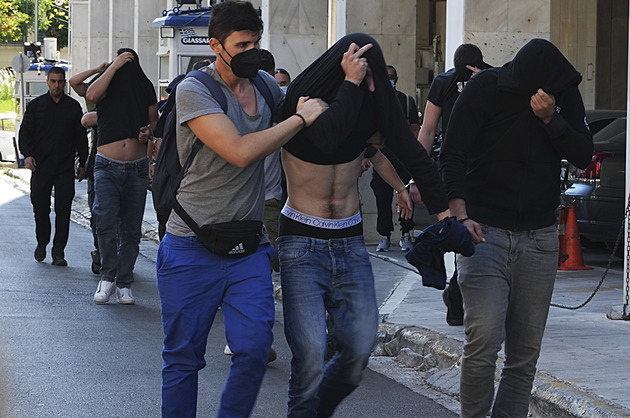 Řecká policie zatkla dalších pět Chorvatů v souvislosti s úmrtím fanouška Atén