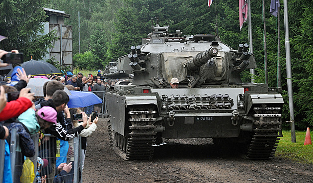 Smržovkou duněly tanky, nadšence svezl i unikátní Leopard