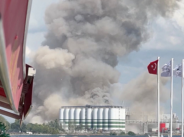 VIDEO: V tureckém přístavu záhadně vybuchly velké zásoby obilí
