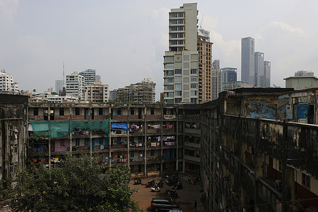 OBRAZEM: Hazard na dohled luxusu. Úředníci z předražené Bombaje žijí ve slumu
