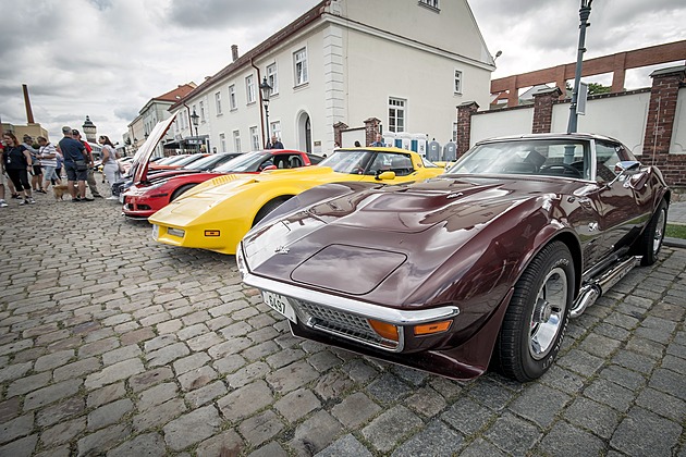 Legendární americký sporťák má 70 let. Corvetty slavily v Plzni u piva