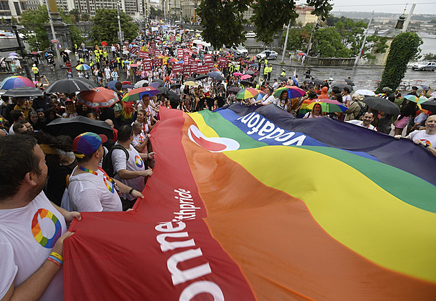 Vodafone to na sítích schytává za podporu festivalu LGBT hrdosti