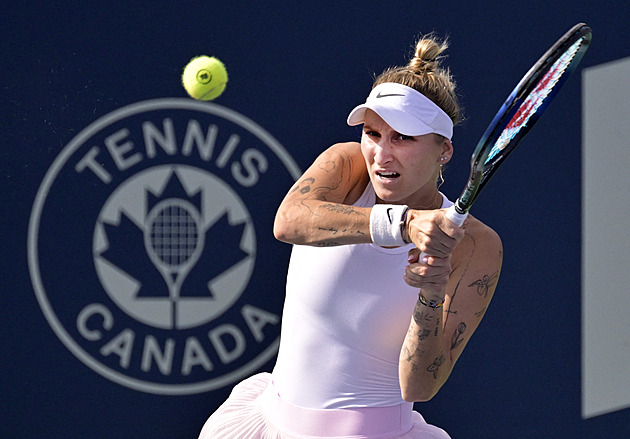 Wimbledonská šampionka na plac! S novým tetováním i terčem na zádech