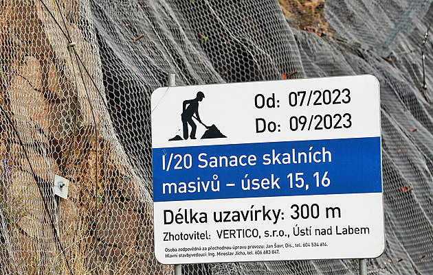 Šplhají jako pavouci, jejich sítě zpevní čtvrt kilometru skály u přehrady