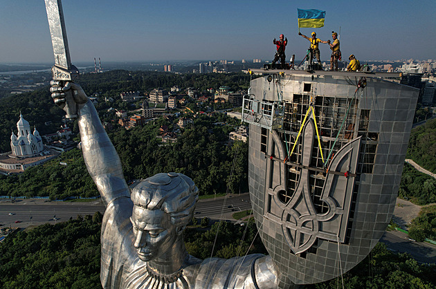 OBRAZEM: V Kyjevě padl další sovětský symbol. Z Matky vlasti je Matka Ukrajina