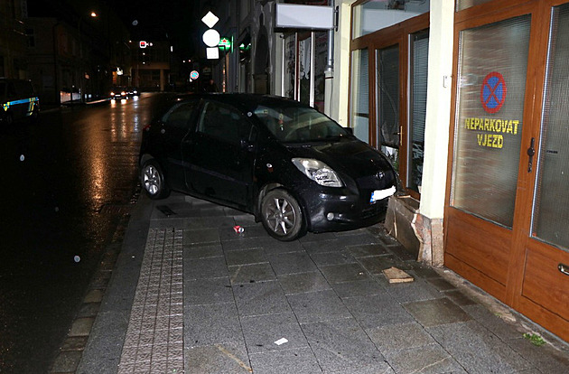 V Klatovech najel muž autem do lidí na chodníku, soud ho poslal do vazby