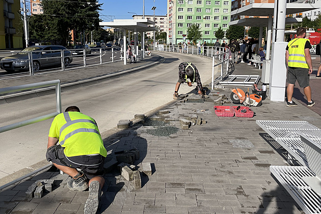 Sláva, to to trvalo! Část kritizovaného zábradlí zmizela, lidé mohou procházet