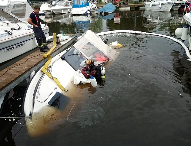 V přístavu na Hluboké se potopila loď, hasiči ji tahali z vody čtyři hodiny