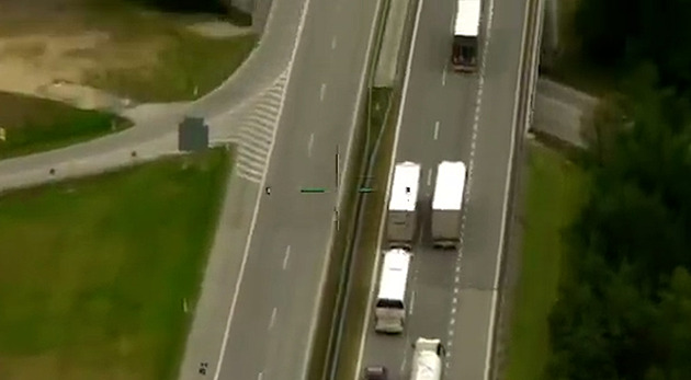 VIDEO: Když pomalý kamion předjíždí kamion. Policie opět řešila klasický nešvar