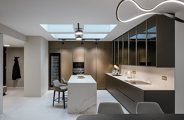 Kvůli nedostatku místa v řadovém domku nahradil příčky nábytek