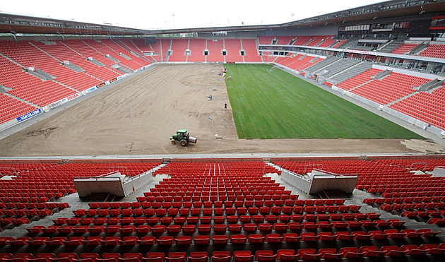 Slavia dokončila bleskovou výměnu trávníku na stadionu v Edenu
