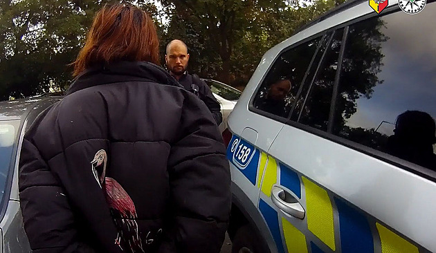 Žena v centru Prahy poplivala policistu. Pak mu řekla, že má žloutenku