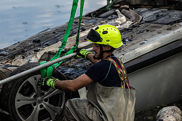 Opilý řidič utopil auto v rybníku. Od nehody utekl, pak útočil na policistu