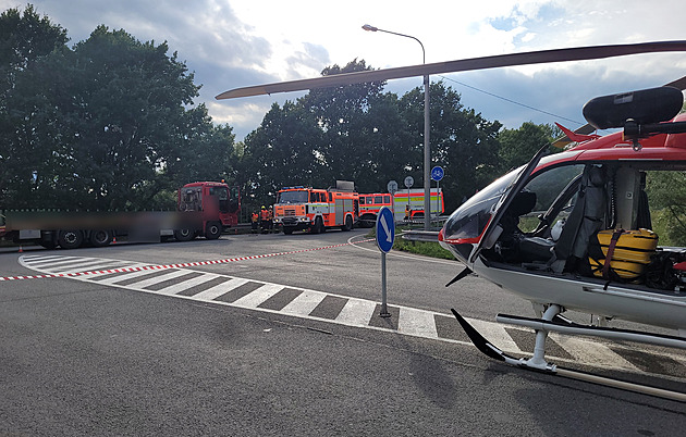 Srážku dvou vozů u Studénky nepřežil jeden řidič, zasahoval i vrtulník