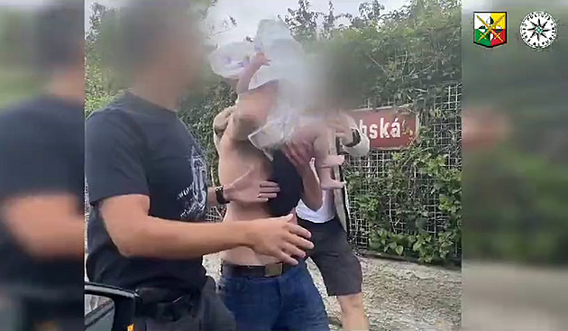 Muž po hádce odešel z domu i s kojencem, hledaly je desítky policistů