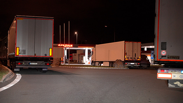 V ČR není kde odstavit kamion, nebezpečně parkují všude. Obce vydírají stát