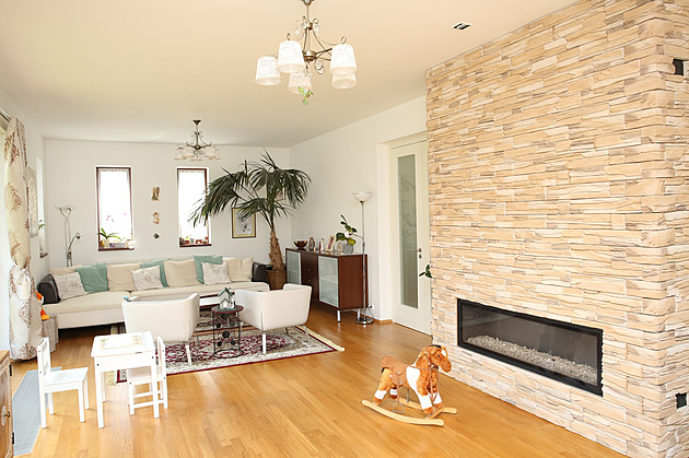 Známá herečka a bubeník z Chinaski žijí svůj sen v krásném domě za Prahou