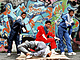 Tanenci breakdance u zdi s graffiti v ulicch newyorskjo Brooklynu (duben...