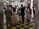 Filipínská svatba se konala v zatopeném kostele po tajfunu Doksuri