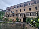 V Tuchomicích u Prahy hoela budova bývalého mlýna. (6. srpna 2023)