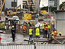 Pi stavb metra D spadl do achty dlník, zranním podlehl. (7. srpna 2023)