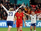 Anglická fotbalistka Alessia Russoová (vlevo) slaví proti ín na mistrovství...